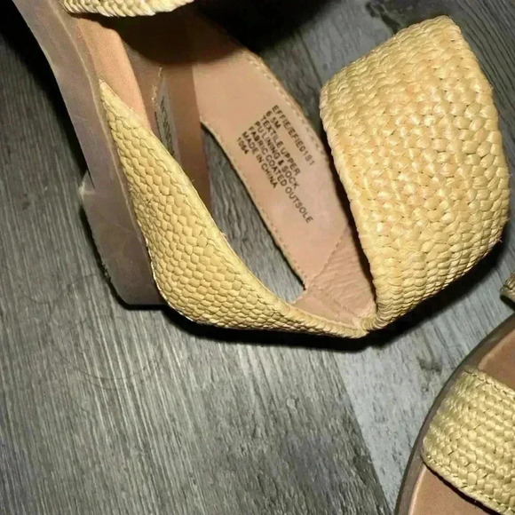 Tan Steve Madden Sandals - Picture 3 of 5